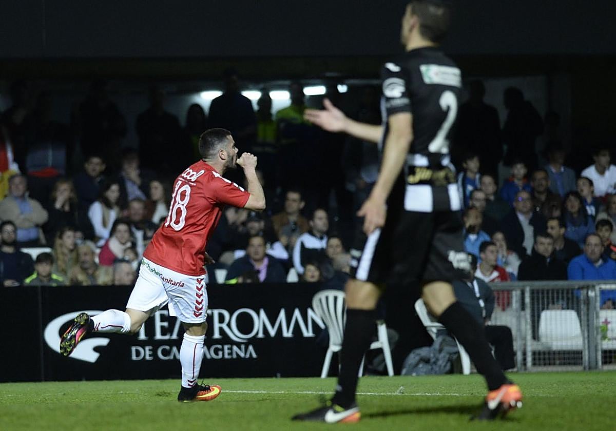 19/03/2017. Víctor Curto celebra en el Cartagonova el 1-3 que dejaba encarrilado el partido a favor de un Real Murcia que cogió impulso y que terminó segundo la Liga, delante del FC Cartagena.