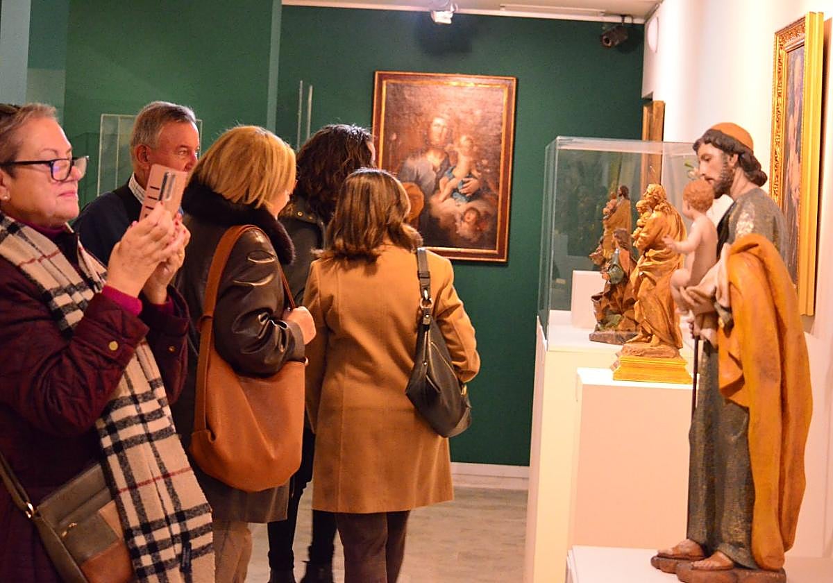 Asistentes a la inauguración de la muestra en el Museo Salzillo.