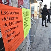 Carteles anónimos colocados en El Carmen contra los mensajes de odio y el rechazo al colectivo extranjero en este barrio.