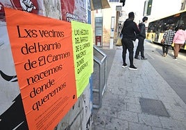 Carteles anónimos colocados en El Carmen contra los mensajes de odio y el rechazo al colectivo extranjero en este barrio.