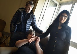 Jerónimo López y Patrocinio Martínez, encerrados con su hijo, en su piso de Murcia.