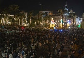 Miles de personas abarrotan las plazas Héroes de Cavite y del Ayuntamiento mientras se iluminan las tres figuras de los Reyes Magos.