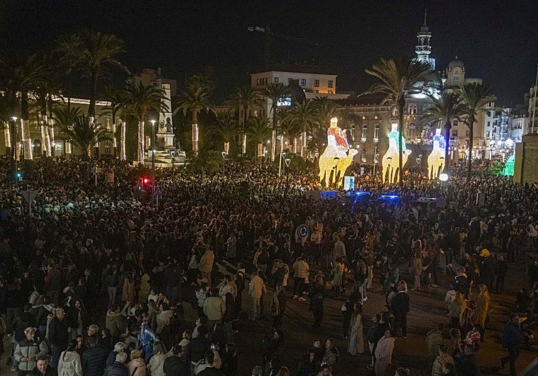 Miles de personas abarrotan las plazas Héroes de Cavite y del Ayuntamiento mientras se iluminan las tres figuras de los Reyes Magos.