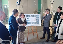 El alcalde y el consejero durante su visita a las obras del Centro Nube, en un local de la calle Corredera.