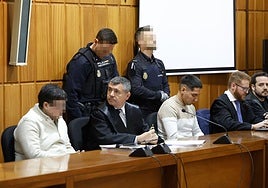 Los dos acusados, junto a sus abogados defensores, Evaristo Llanos y Rubén Martínez, en el transcurso del juicio, este viernes, ante la Audiencia.