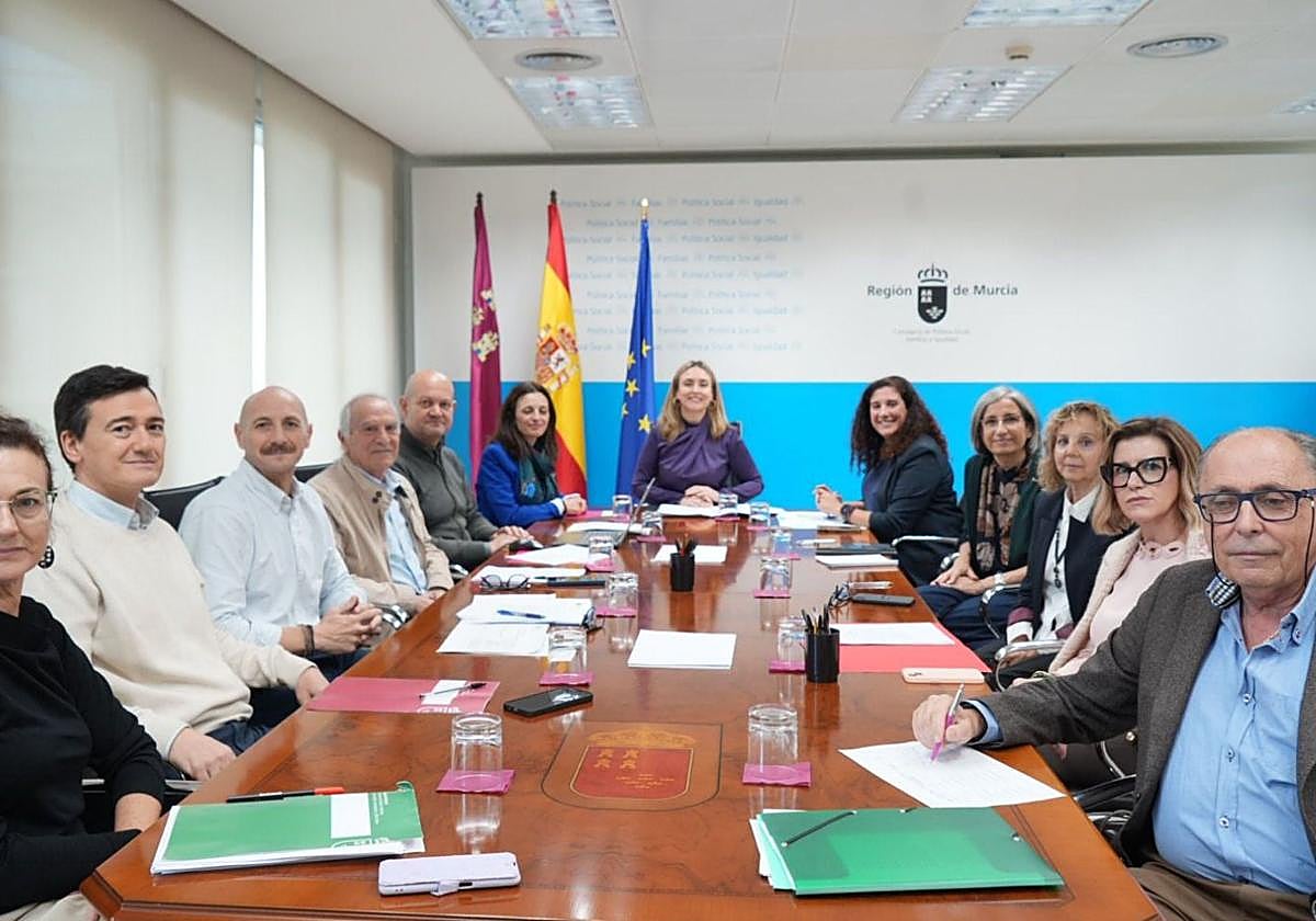 La consejera de Política Social, Familias e Igualdad, Conchita Ruiz, preside el jurado de los Premios regionales de Voluntariado