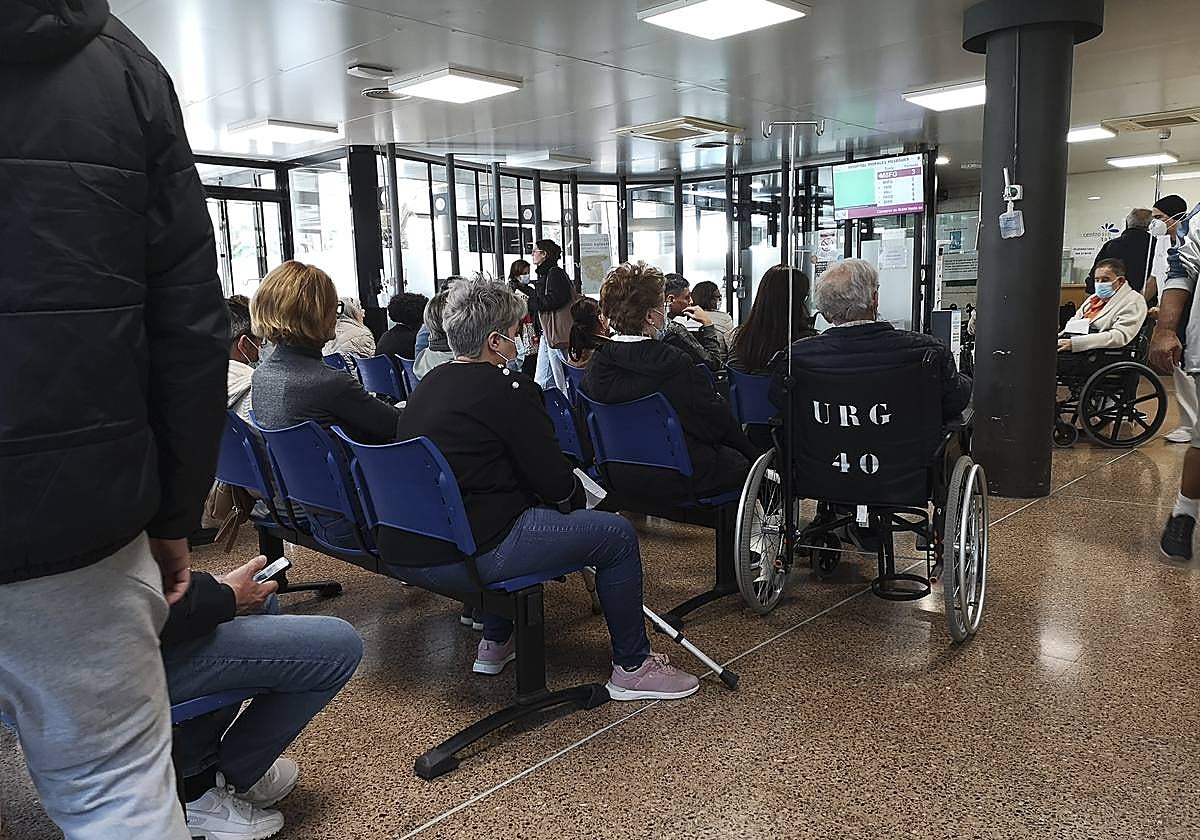 Pacientes aguardan su turno en la sala de espera del Hospital Morales Meseguer, en Murcia, esta semana.