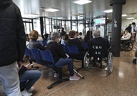 Pacientes aguardan su turno en la sala de espera del Hospital Morales Meseguer, en Murcia, esta semana.