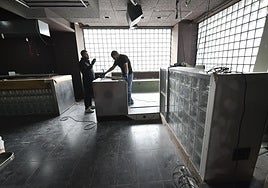 Los propietarios de Vibbe, ultimando la reforma del local para su puesta en funcionamiento.