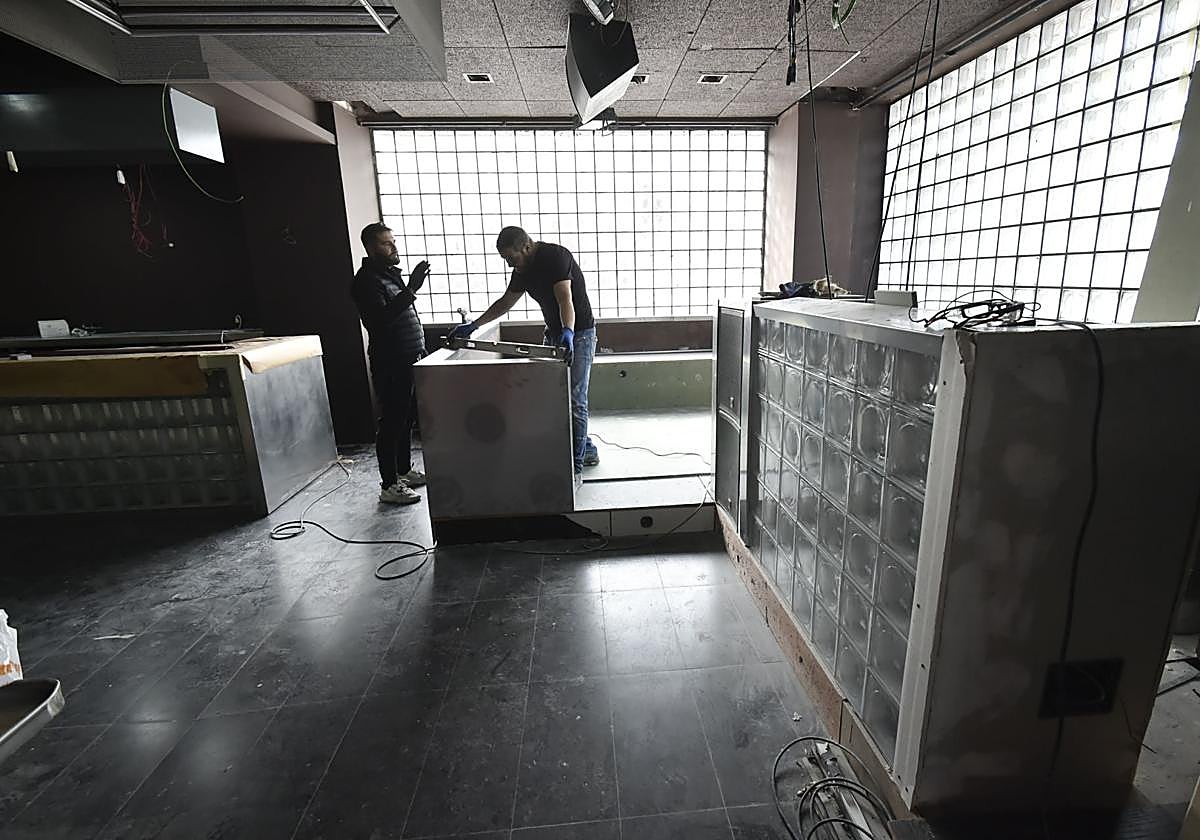 Los propietarios de Vibbe, ultimando la reforma del local para su puesta en funcionamiento.