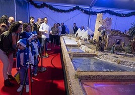 Los niños del coro del Virgen de Carmen, la corporación y el artesano Salvador Navarro, frente a las salinas.