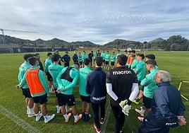 Los jugadores del Efesé en el entrenamiento de ayer.