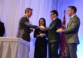 José Luis Soriano saluda a los mayordomos, tras recibir el Beneplácito de la alcaldesa, Remedio Lajara, este viernes.