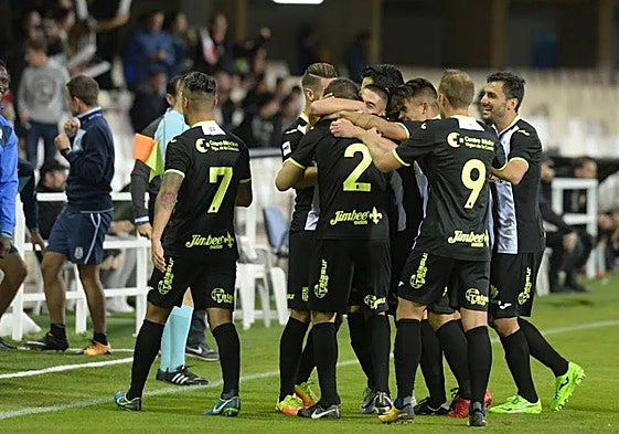 Jesús Álvaro abraza y besa a Óscar Ramírez por el magnífico centro que le sirvió al segundo palo para adelantar al Cartagena en el derbi en el minuto 3.