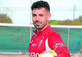 Álvaro Bustos, ayer, en el penúltimo entrenamiento del Real Murcia antes del duelo ante el Efesé.