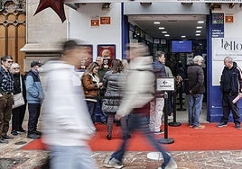 Ciudadanos hacen cola para adquirir sus décimos de la Lotería de Navidad.