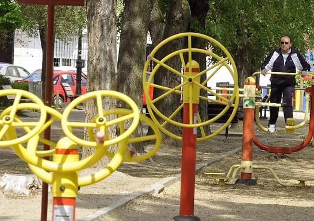 Imagen de archivo de un hombre haciendo ejercicio en un parque biosaludable.