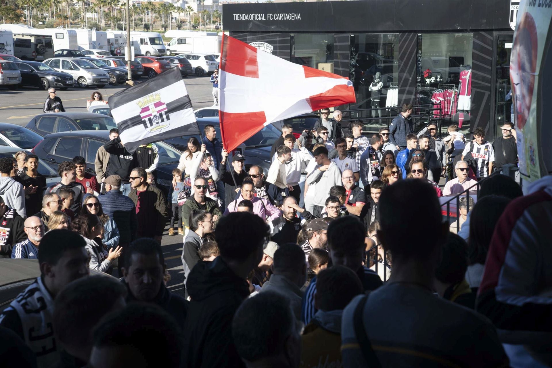 El último entrenamiento del Fútbol Club Cartagena antes del derbi contra el Real Murcia, en imágenes