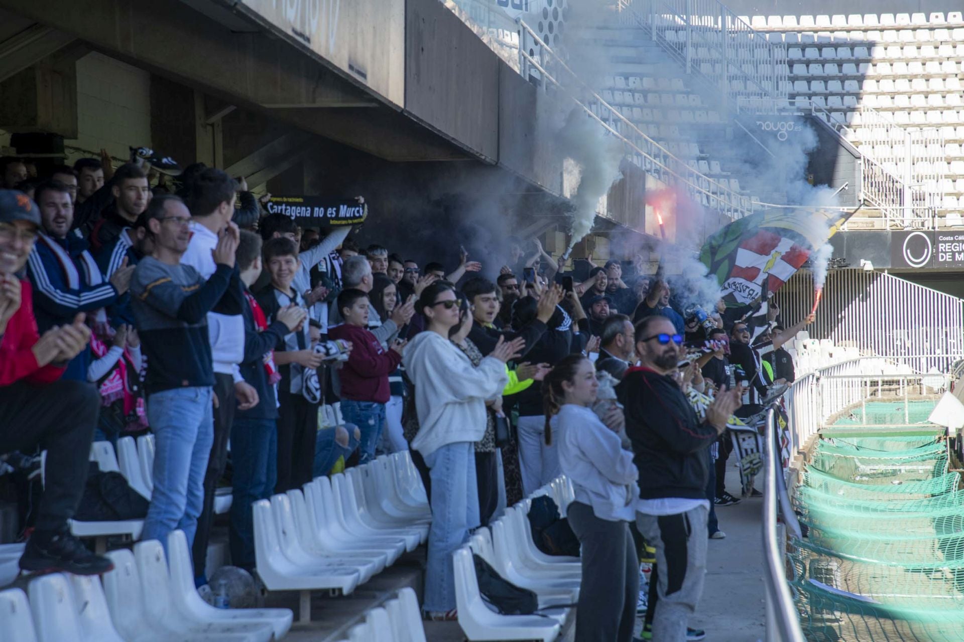 El último entrenamiento del Fútbol Club Cartagena antes del derbi contra el Real Murcia, en imágenes