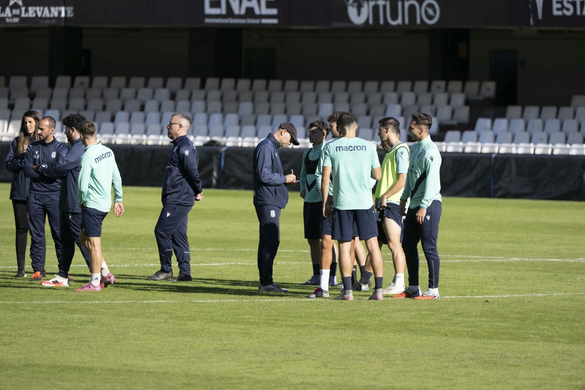 El último entrenamiento del Fútbol Club Cartagena antes del derbi contra el Real Murcia, en imágenes