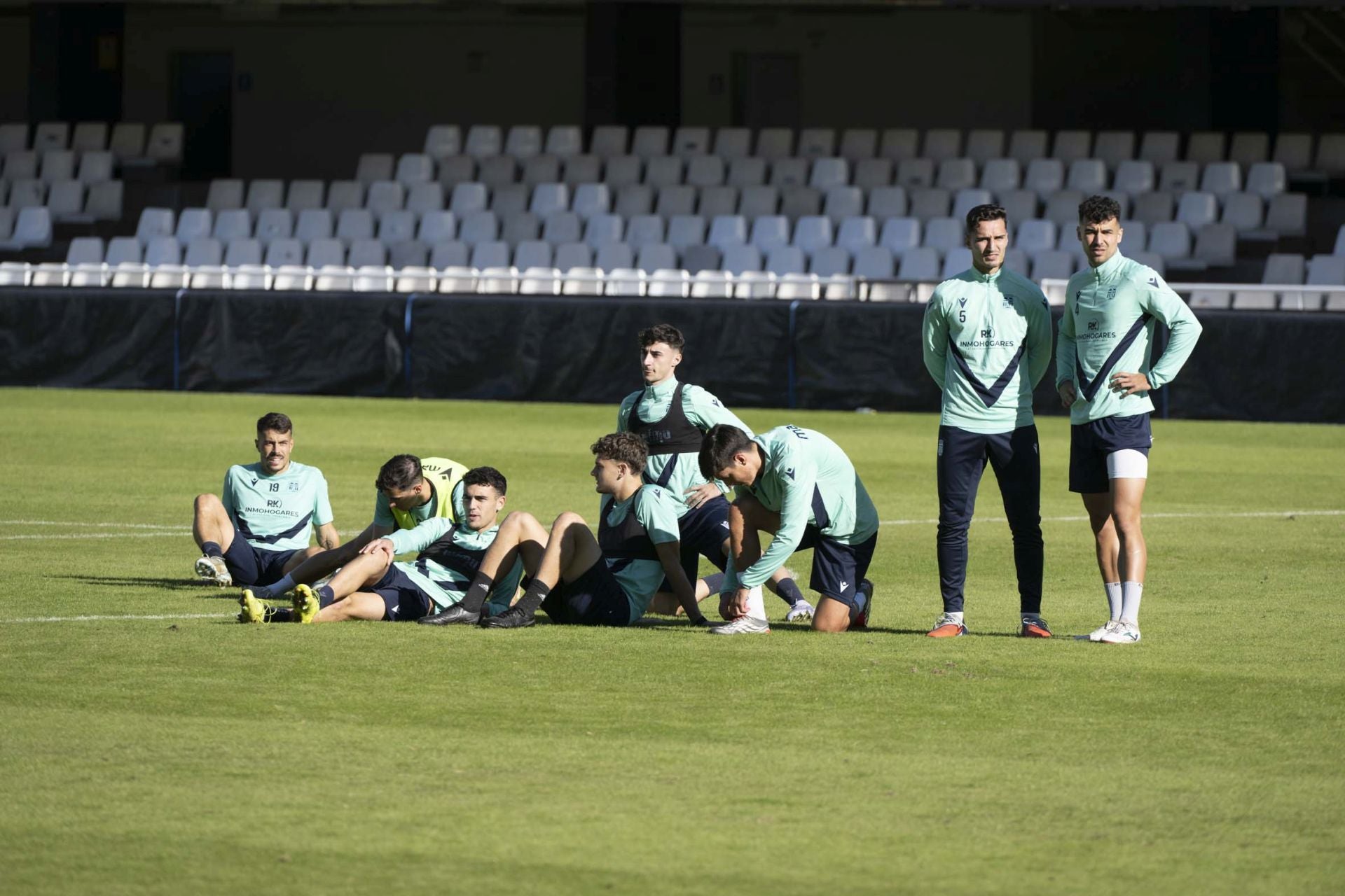 El último entrenamiento del Fútbol Club Cartagena antes del derbi contra el Real Murcia, en imágenes