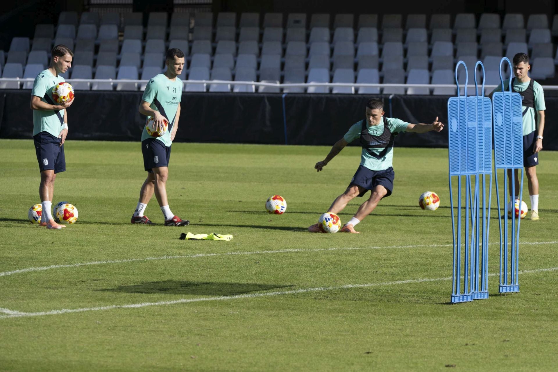 El último entrenamiento del Fútbol Club Cartagena antes del derbi contra el Real Murcia, en imágenes