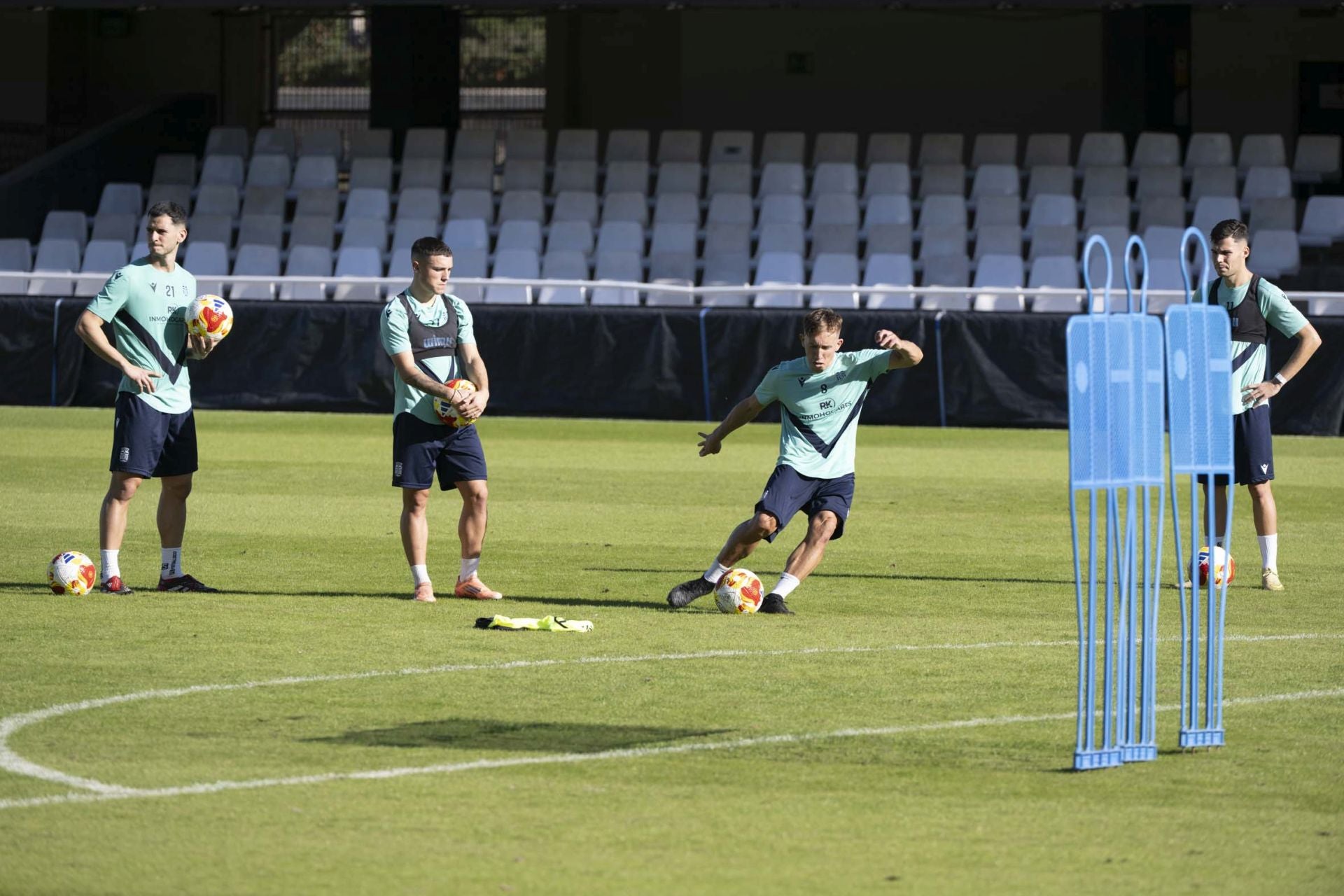 El último entrenamiento del Fútbol Club Cartagena antes del derbi contra el Real Murcia, en imágenes