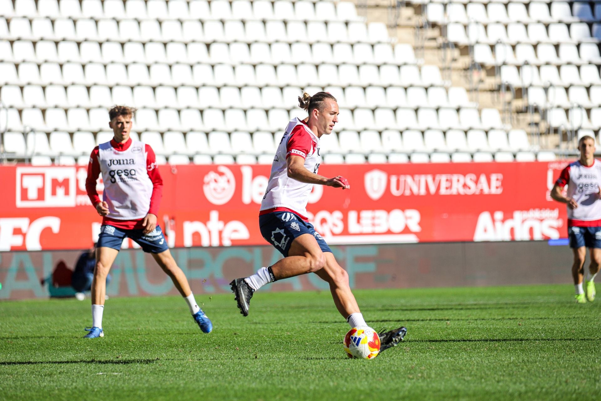 El último entrenamiento del Real Murcia antes del derbi contra el Fútbol Club Cartagena, en imágenes