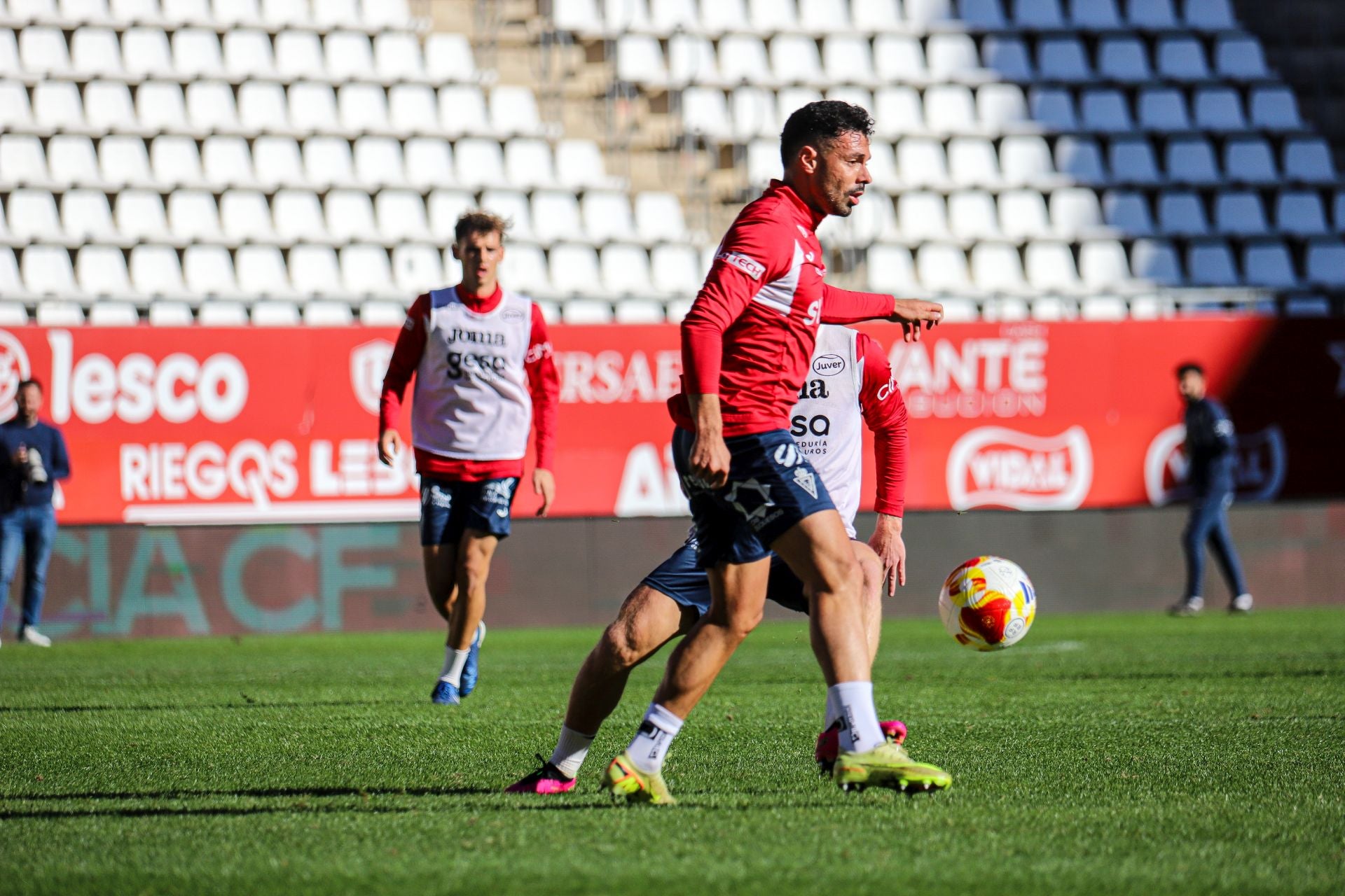 El último entrenamiento del Real Murcia antes del derbi contra el Fútbol Club Cartagena, en imágenes