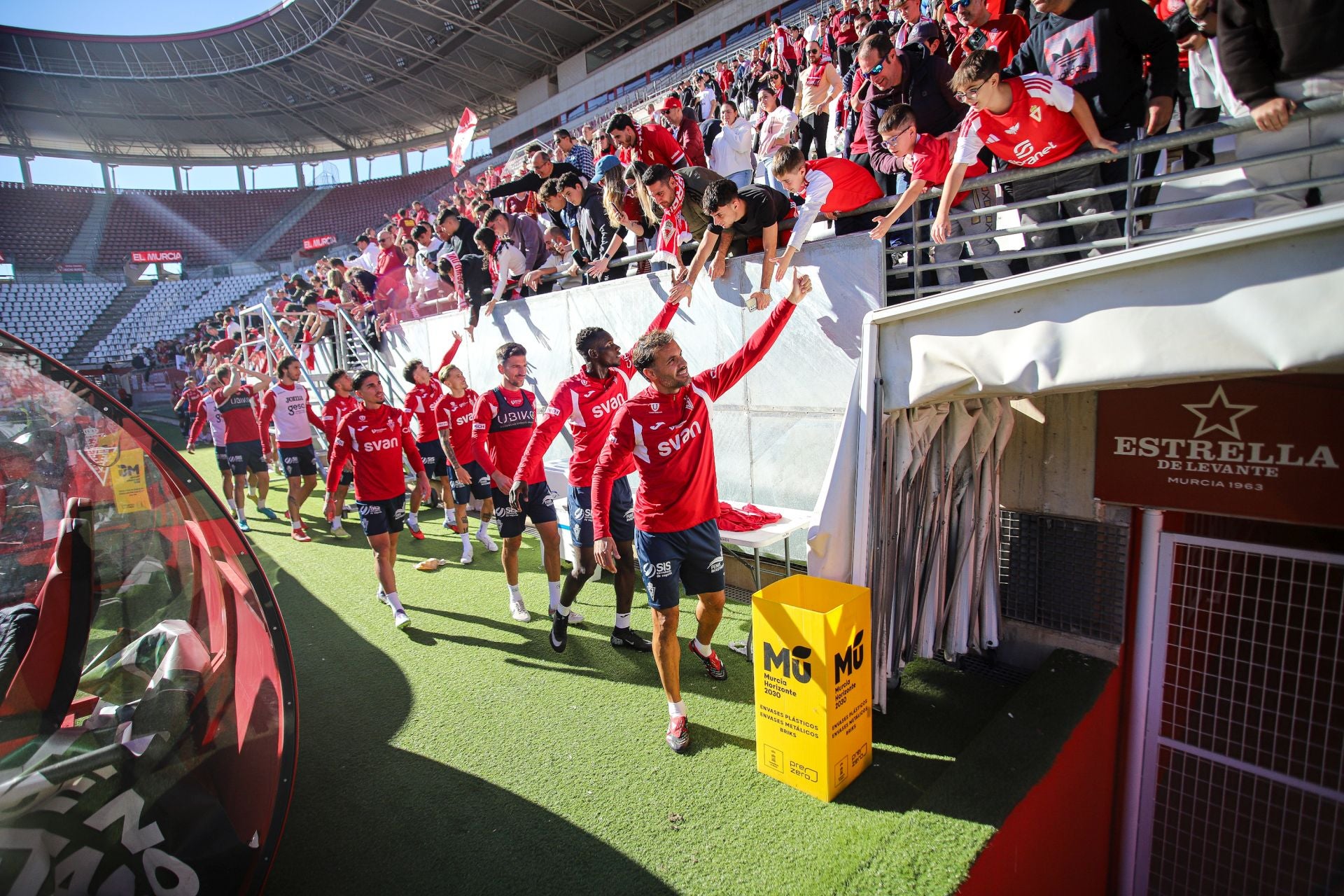 El último entrenamiento del Real Murcia antes del derbi contra el Fútbol Club Cartagena, en imágenes