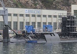 Técnicos de Navantia trabajan en la zona de popa del nuevo submarino, en el muelle de armamento de Navantia, este viernes.