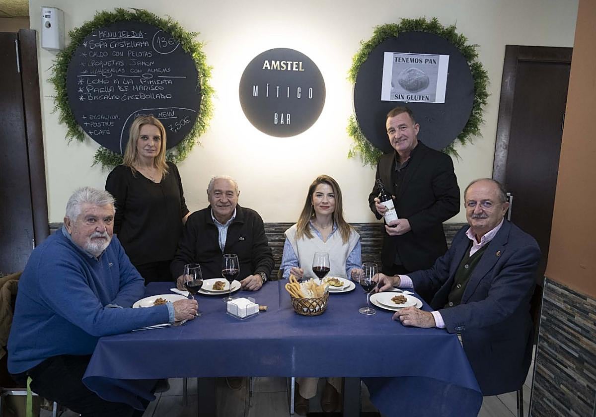 El doctor José Aranda, Lali Pellicer, el magistrado Matías Soria, la escritora Isabel Sánchez, Martín Martínez y el autor del artículo en un rincón del restaurante 'Mítico'.