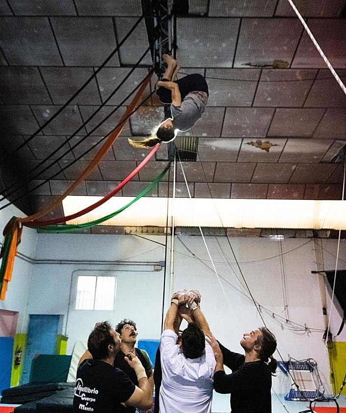 Imagen secundaria 2 - Los compañeros, atentos y unidos en medio de uno de los impresionantes trucos de 'Sísifos'. 