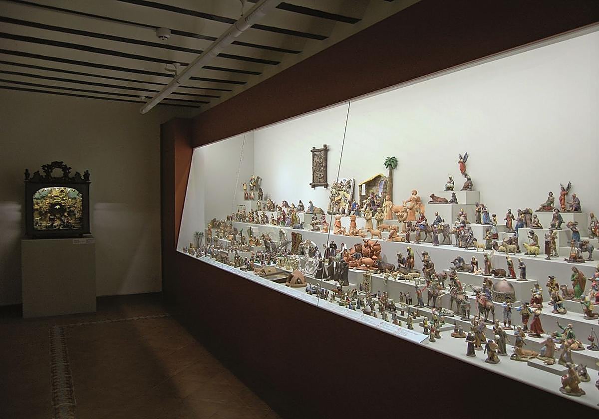 Un sinfín de figuras belenísticas, en uno de los expositores.