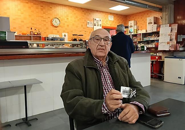 Un náufrago albinegro. Julio Forné, socio del Efesé desde hace 25 años, muestra su carné de abonado en el centro de mayores de Lobosillo.