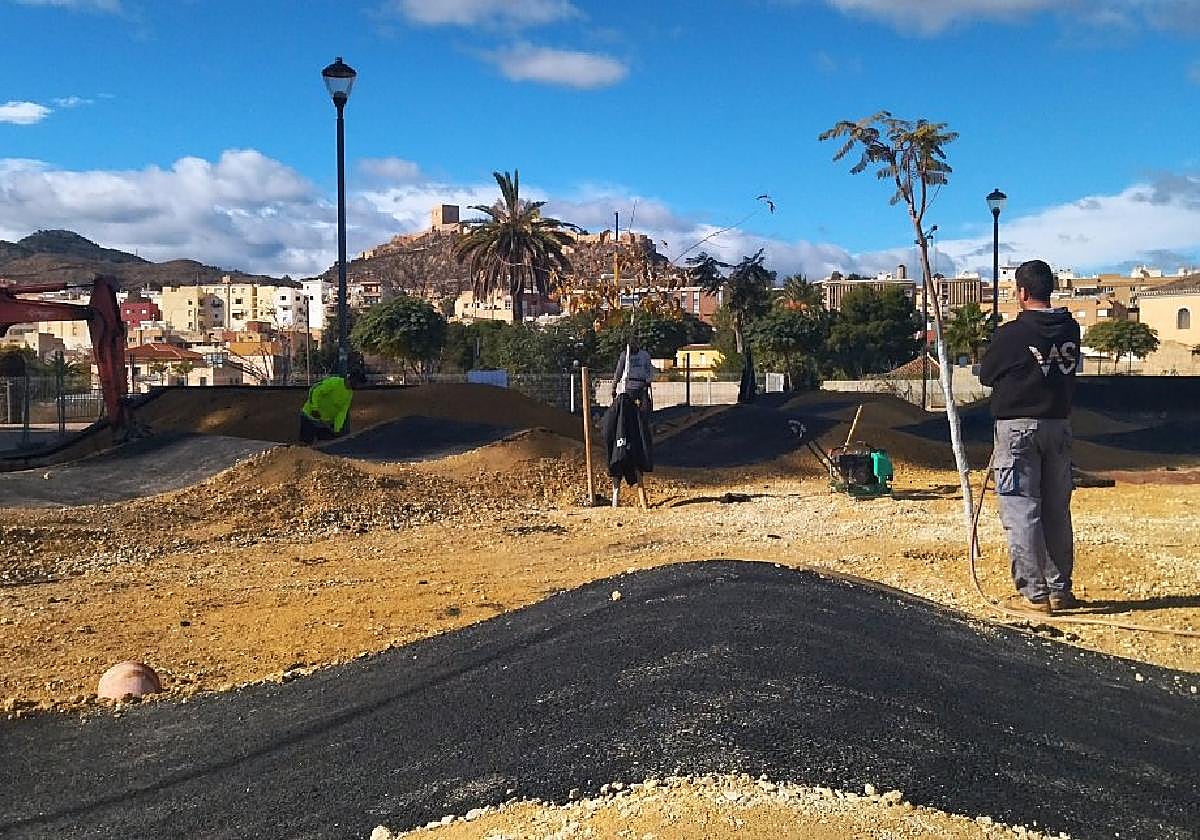 Construcción del área deportiva al aire libre en Santa Clara.