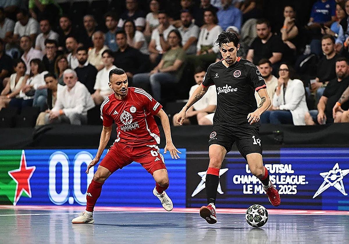 Motta conduce el balón ante la presión de Edson, del Kairat, en la semifinal perdida en el mes de mayo en el pabellón Antares de Le Mans.