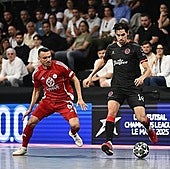 Motta conduce el balón ante la presión de Edson, del Kairat, en la semifinal perdida en el mes de mayo en el pabellón Antares de Le Mans.