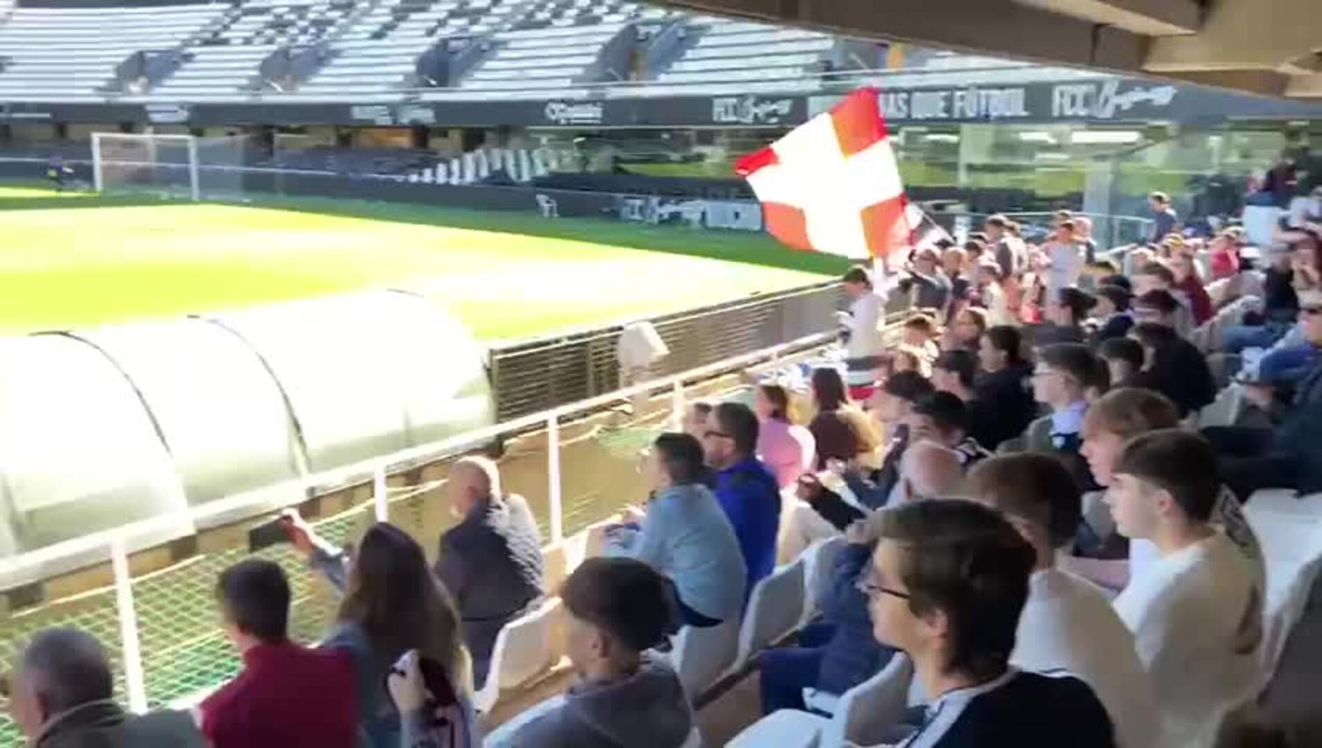 La afición albinegra anima al Cartagena en su entrenamiento antes del derbi