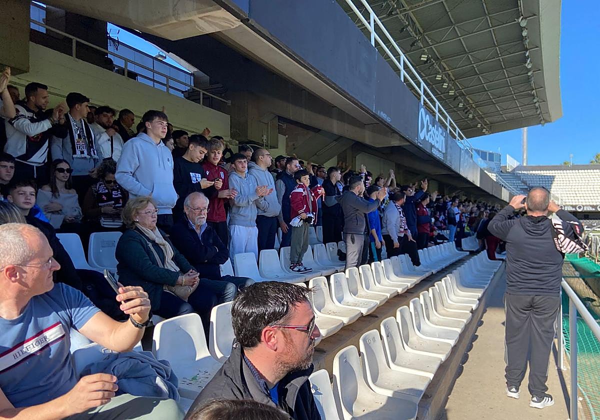 Más de 300 aficionados dan el último aliento al Cartagena antes del derbi