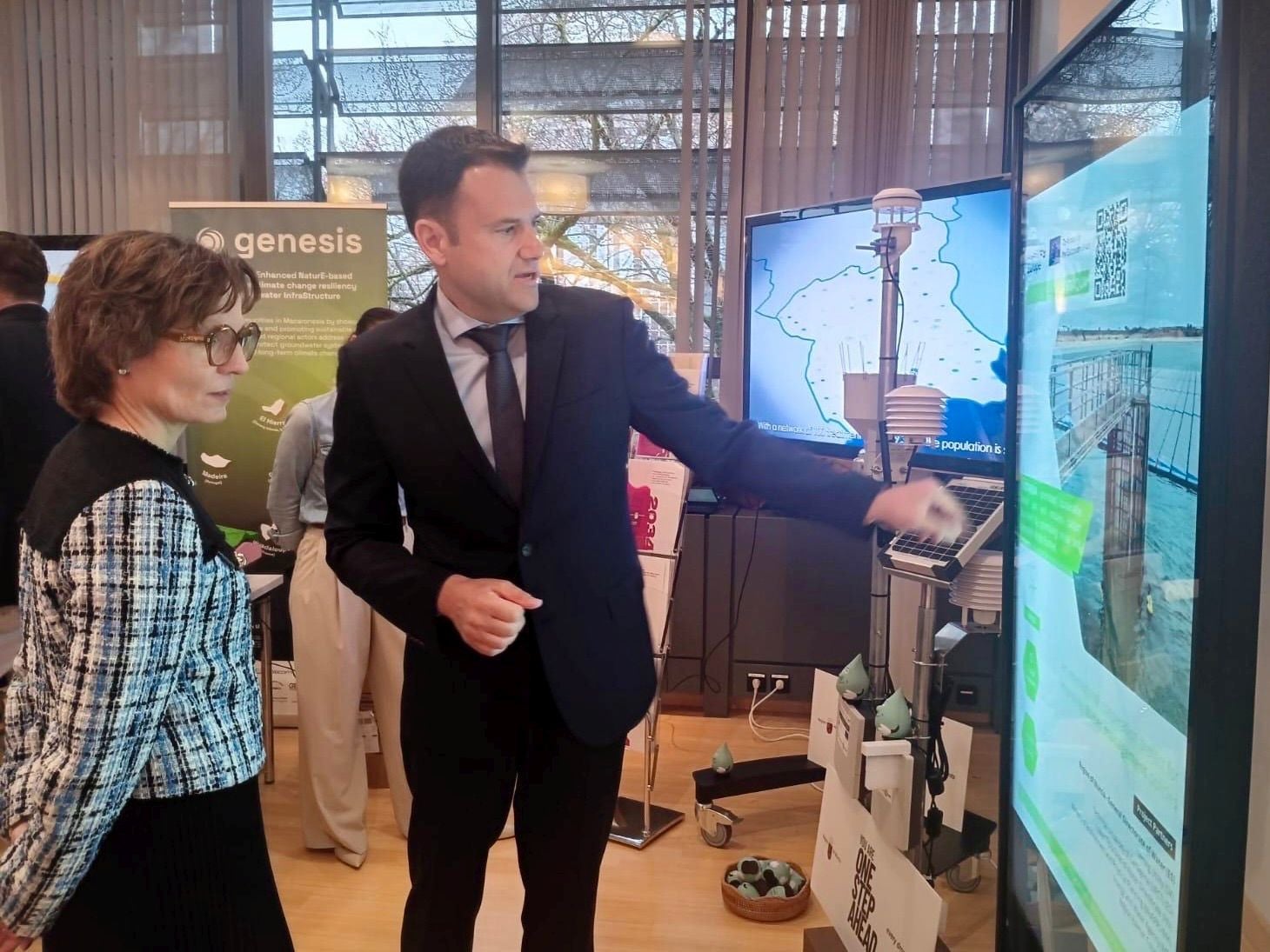 El director general del Agua, José Sandoval, junto a la comisaria europea de Medio Ambiente, Resiliencia Hídrica y Economía Circular Competitiva, Jessika Roswall.