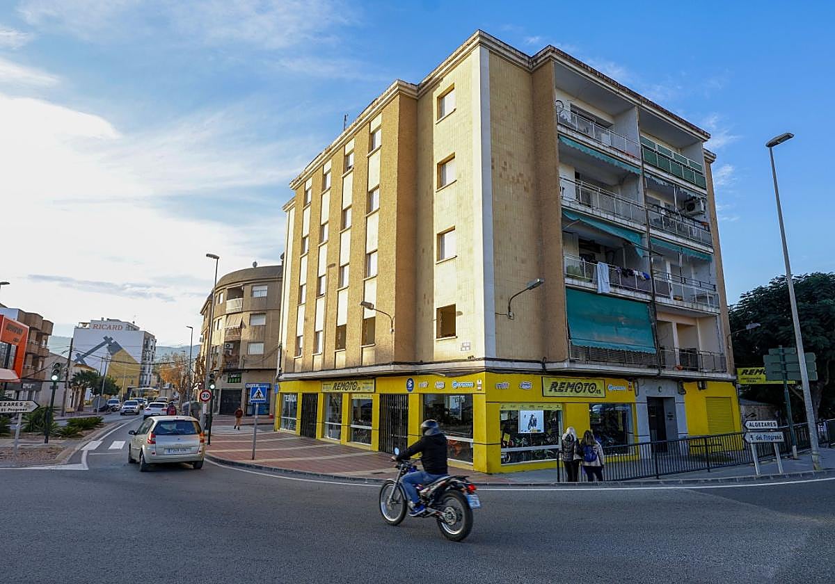 Edificio ubicado en Ronda Sur que deberá ser demolido para acometer la urbanización aún pendiente de esta arteria.