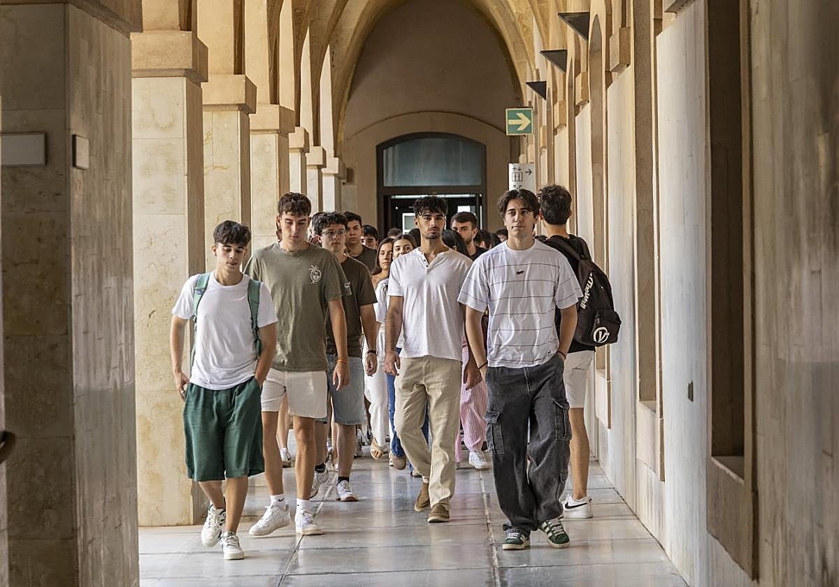 Un grupo de alumnos camina por el campus de la Muralla del Mar de la UPCT durante la bienvenida universitaria que tuvo lugar comienzos de este curso.