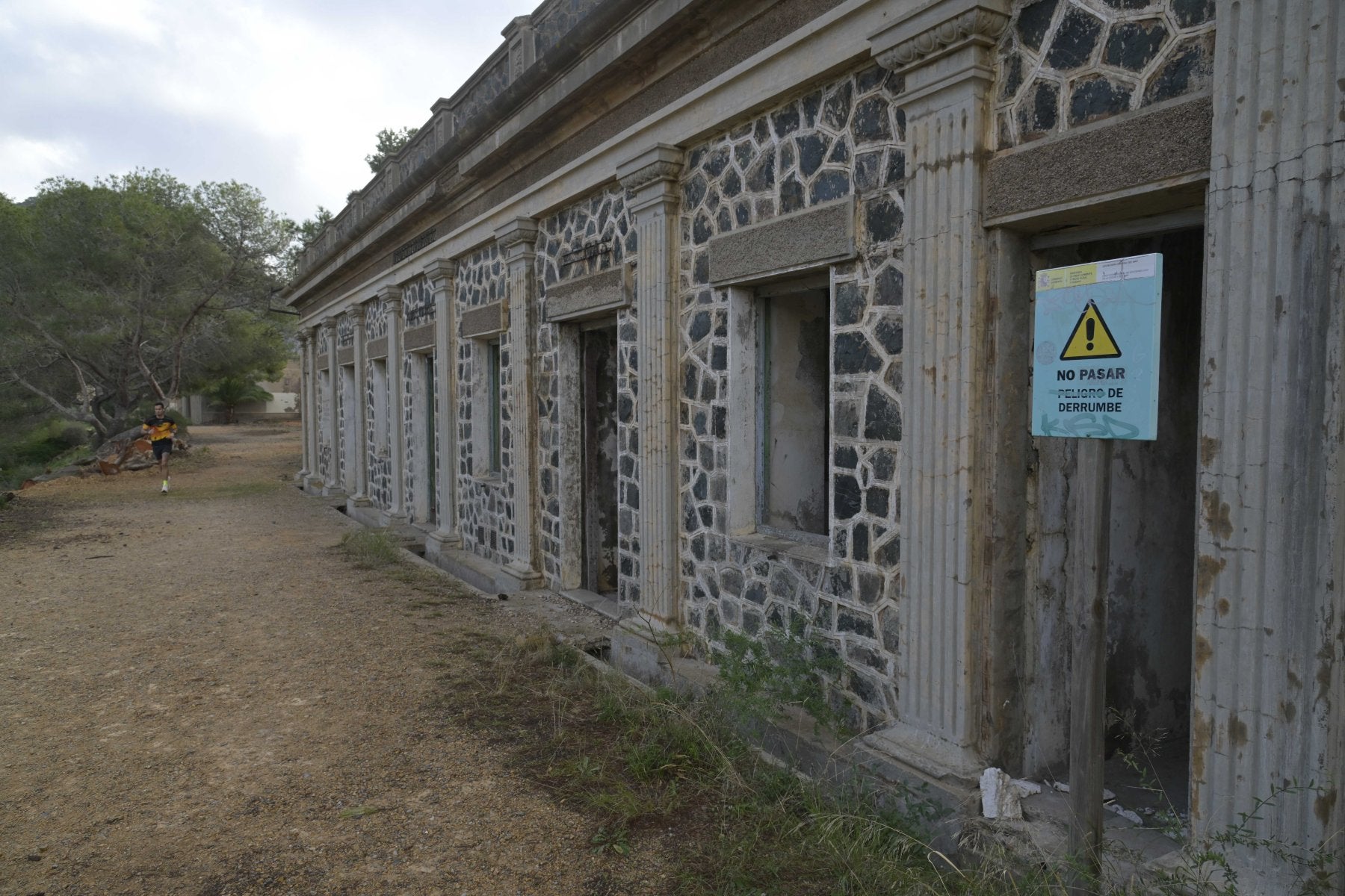 Baterías como la de la Chapa, frecuentada por corredores, todavía conservan los carteles que alertan del riesgo de derrumbes.