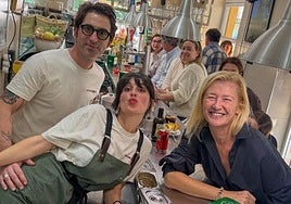 La actriz Ana Duato posando, este domingo a mediodía, en la barra de Café Bar Verónicas, establecimiento ubicado en Murcia.