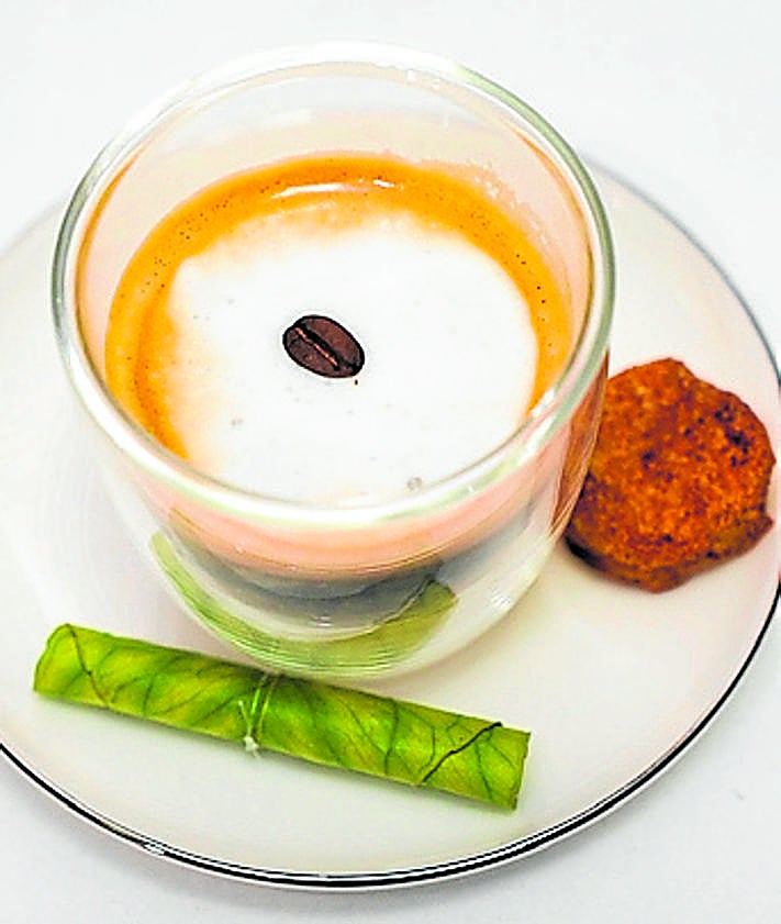 Imagen secundaria 2 - Arriba: Salmorejo con bonito en salazón y tomate rojo de Mazarrón. Abajo: Cóctel con flor de azahar y asiático con licor de paparajote. 
