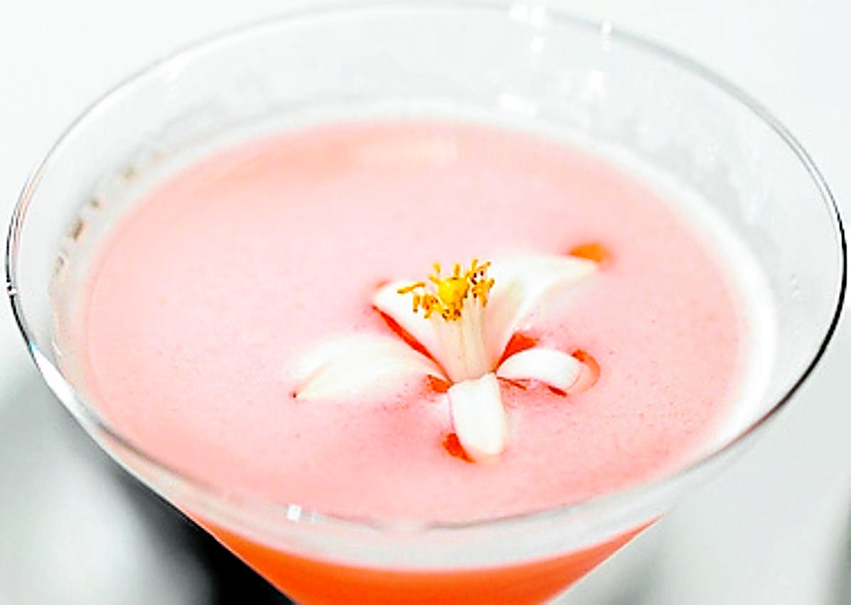 Imagen secundaria 1 - Arriba: Salmorejo con bonito en salazón y tomate rojo de Mazarrón. Abajo: Cóctel con flor de azahar y asiático con licor de paparajote. 