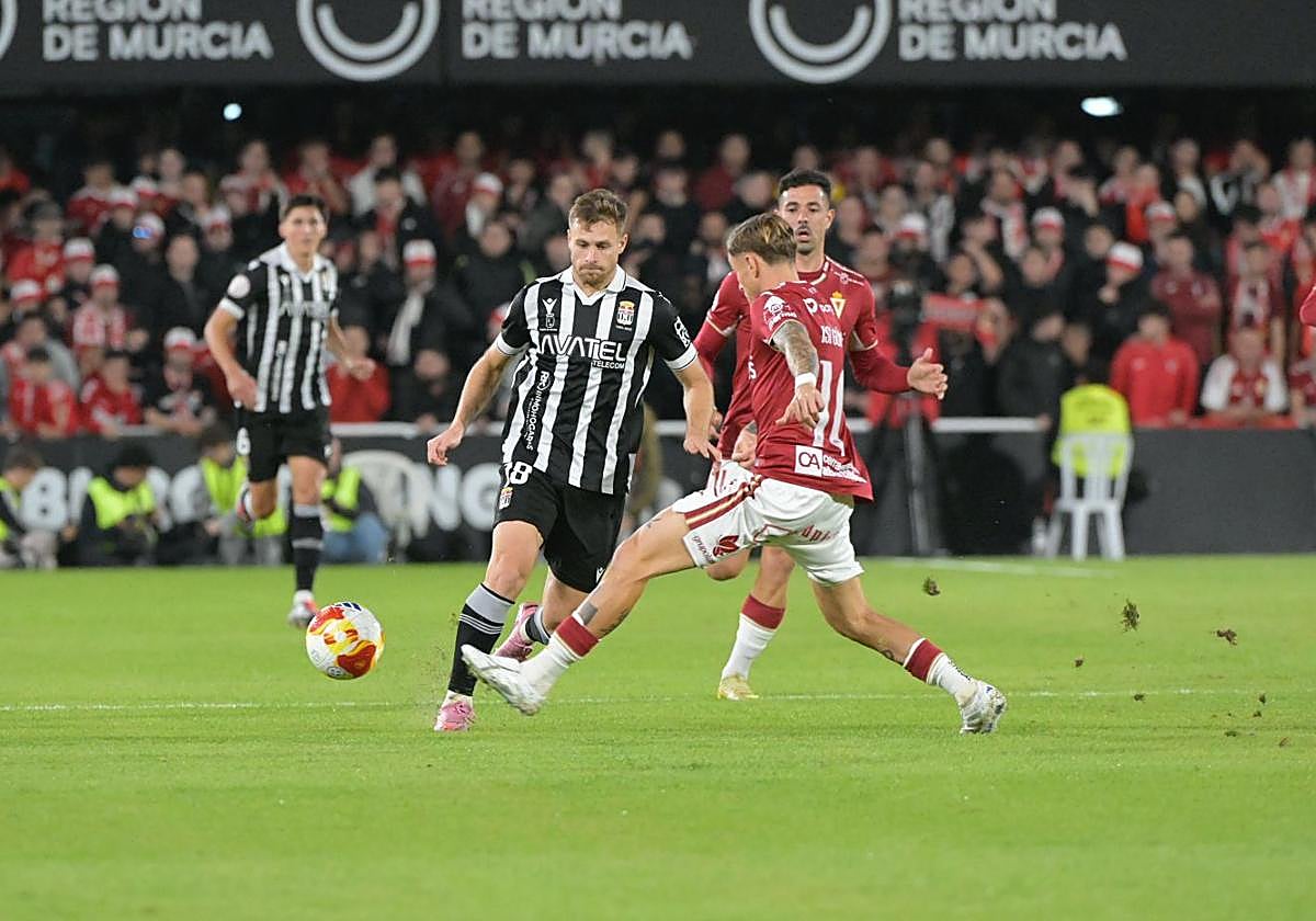 Dani Perejón realizando un autopase.