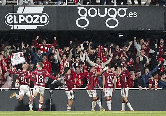 Los jugadores y aficionados del Real Murcia celebrando el único gol del partido.