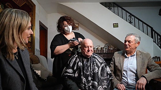 Peluquería a domicilio para una treintena de ancianos de Ojós